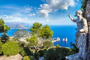 Die Insel Capri an einem schönen Sommertag